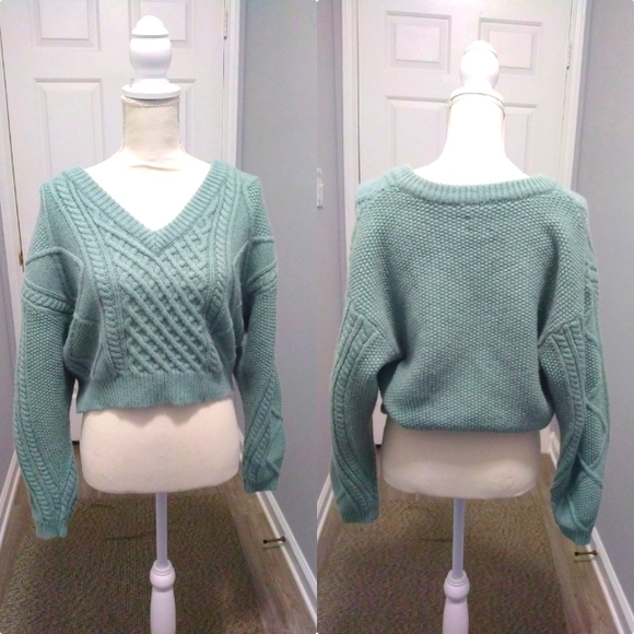 *SOLD* Slouchy V-Neck Ribbed Cable Knit Sweater in Sage, Size 4 Tall - Picture 4 of 10